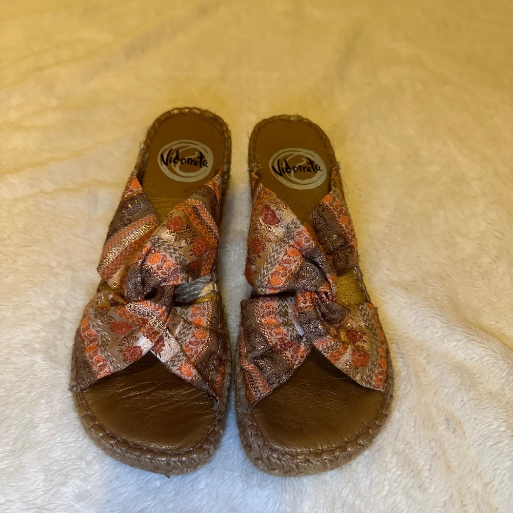 Vidoretta, size 37 espadrilles, in a mix of reds, golds, and oranges